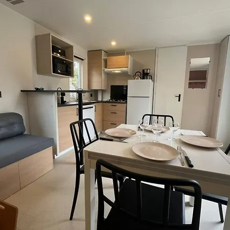 Holiday home Mobil Dans Un 4 En Bord De *
